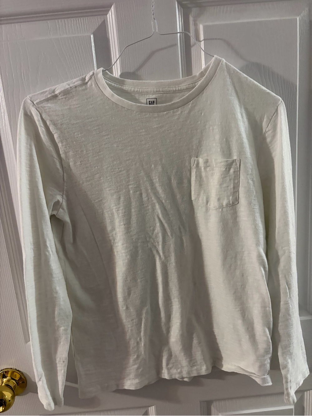 GAP kids Long Sleeve Pocket Tee in Off-White/Cream